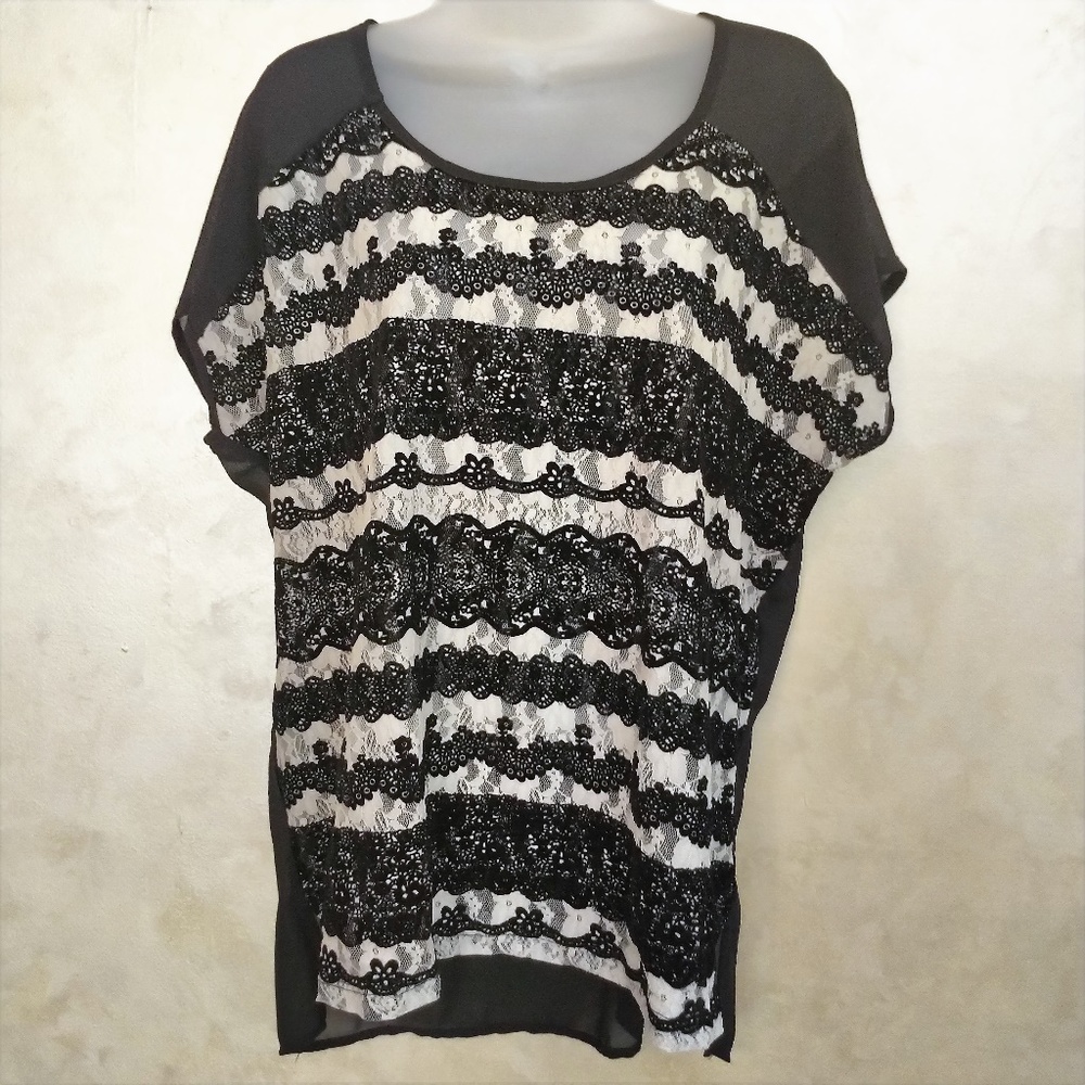Bobeau Lace Front Top Like New M L